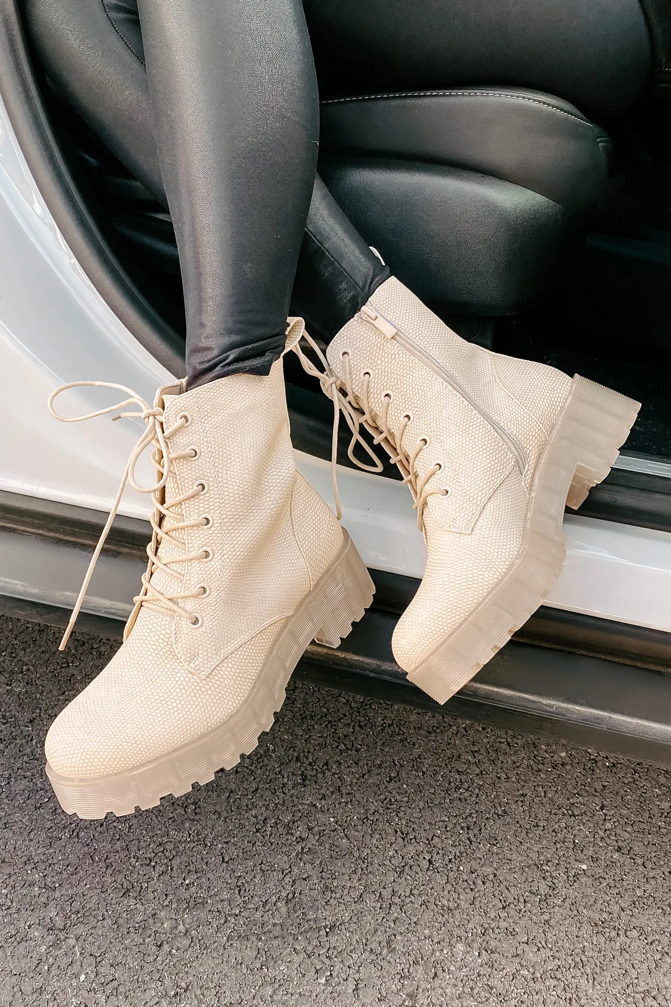 Croc Lock & Drop It Croc Clear Sole Combat Boots (Natural)