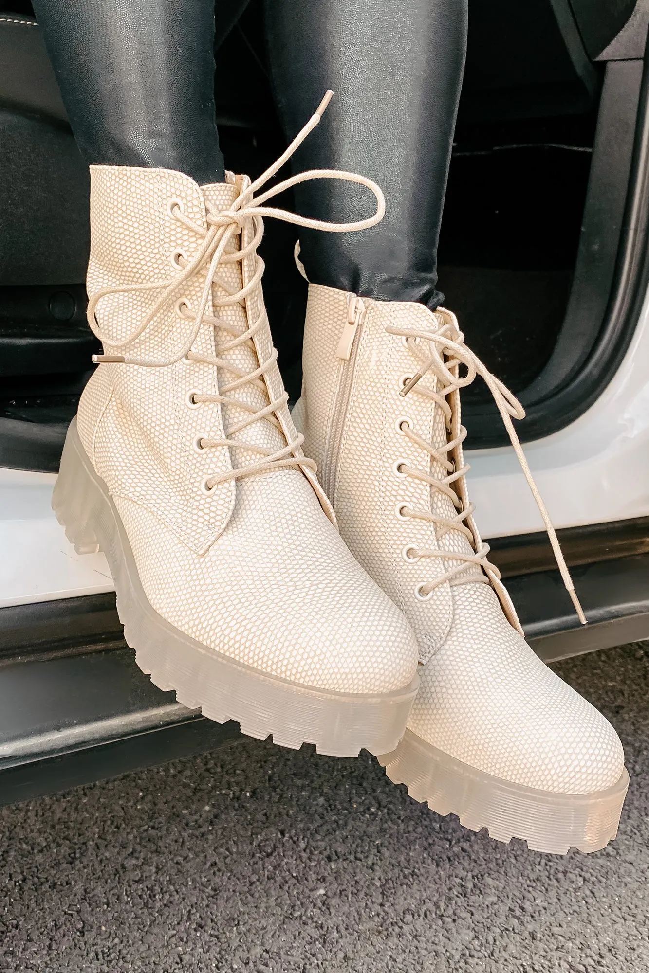 Croc Lock & Drop It Croc Clear Sole Combat Boots (Natural)